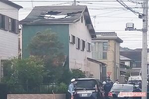 「元教会」の一軒家は火事で屋根が焼け落ちている