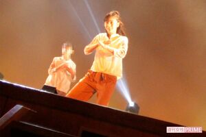 発表会の第1部でジャズダンスを踊る佳子さま。ふんわりした白のブラウスに、茶のワイドパンツ姿で、足にはテーピングが