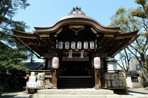 【安井金比羅宮/京都】本殿への参拝と「縁切り縁結び碑（いし）」での祈願は終日可能。祈願に必要なお札は、境内に常時用意してある。