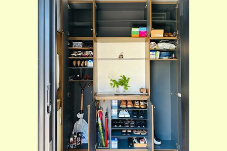 玄関のシューズクローゼットはふたり暮らしになって空きが目立つように。ストック品などの収納にも使っている　写真／小暮涼子さん本人