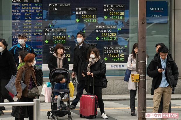 新コロナへの懸念で下落する株価表示に女性たちも……
