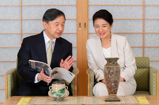 '20年2月、天皇陛下のお誕生日に際して宮内庁が公開したお写真。『三の丸尚蔵館』が収蔵品を御覧になる両陛下。