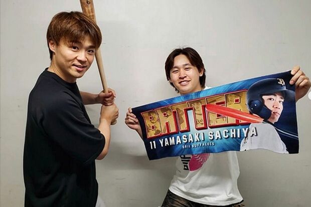 オリックスのチームメイト・宮城大弥投手とのツーショットを投稿した山崎福也投手（公式インスタグラムより）