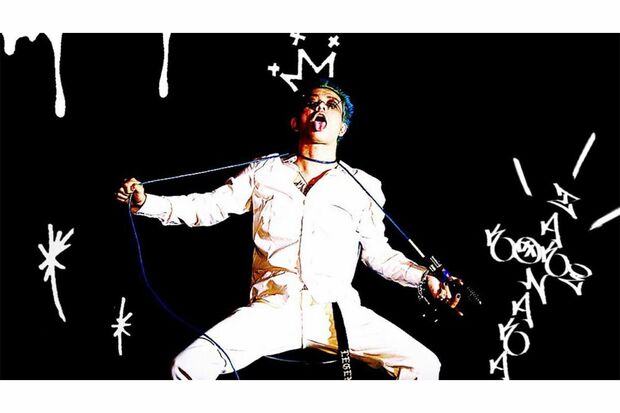 アーティスト写真で、自らの首を絞める田中聖（Instagramより）