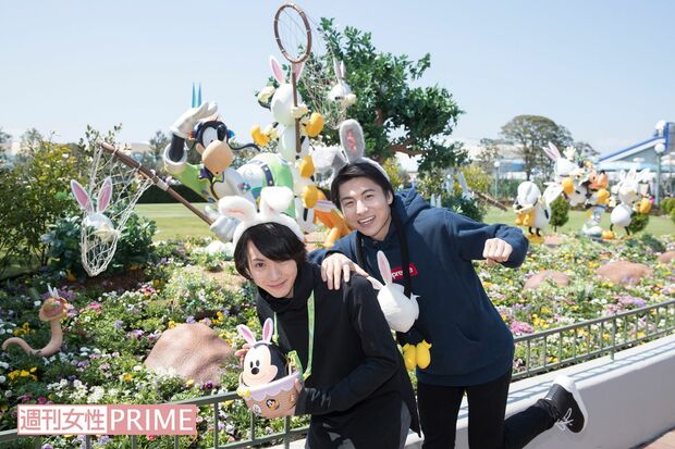 “うさたま”、待て～！ ディズニーの仲間になった気分で追いかけポーズ（東京ディズニーランド）　撮影／廣瀬靖士