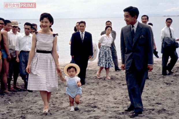 昭和36年6月、神奈川・葉山でのご静養中、海岸を歩かれる上皇ご夫妻と、まだ幼い天皇陛下