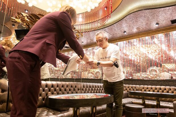 指導役のなつさん(左)に挨拶する壱成(右)