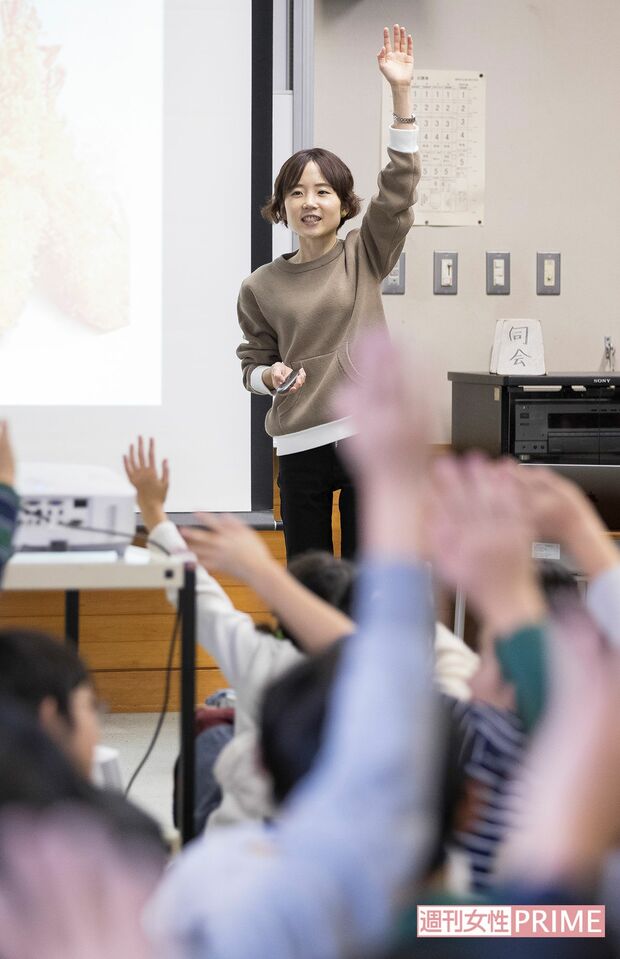 静岡市の長田西小学校で授業を行った岡根谷さん　撮影／伊藤和幸
