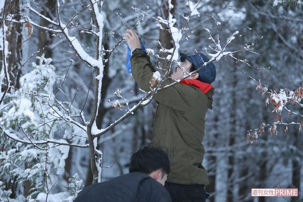 仕掛けた罠の近くに自分の署名などを記載した札を取り付ける安田さん。資格のない人は罠を仕掛けることはできない