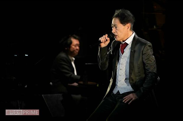 記念ステージではヒット曲のほかに初のセルフカバーアルバムの収録曲を披露（撮影／伊藤和幸）