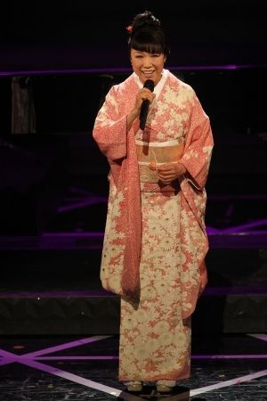  '11年の紅白出場時には桜色の着物で『春よ、来い』を歌った