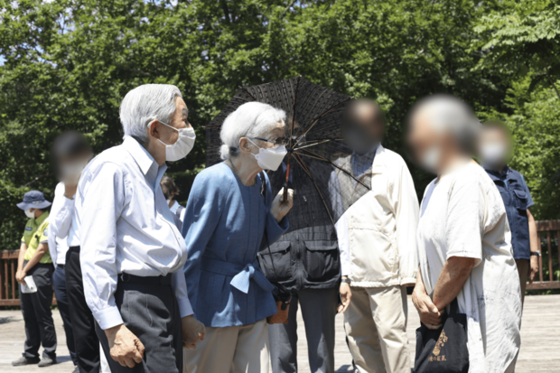 ご静養のため那須町を訪問された美智子さまは地元女性にお声がけをされた（7月25日）