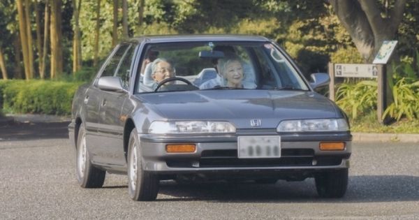 美智子さまを助手席に乗せ、ドライブをされる天皇陛下(皇居内、'13年9月)