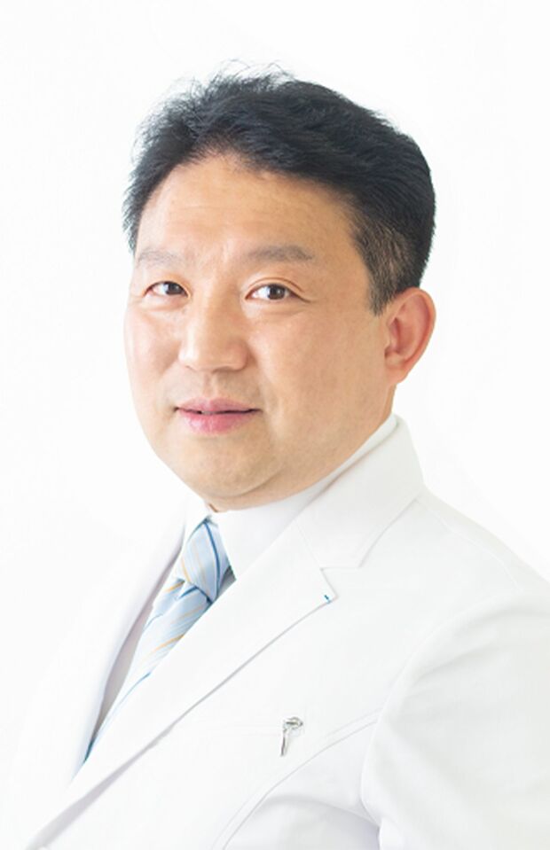 松岡俊行先生●眼科専門医。自身のYouTubeチャンネルで目の悩みや最新の近視治療法についても解説。著書に『眼科医が考案1日1分読むだけで目がよくなるマジカルフレーズ』（アスコム）。