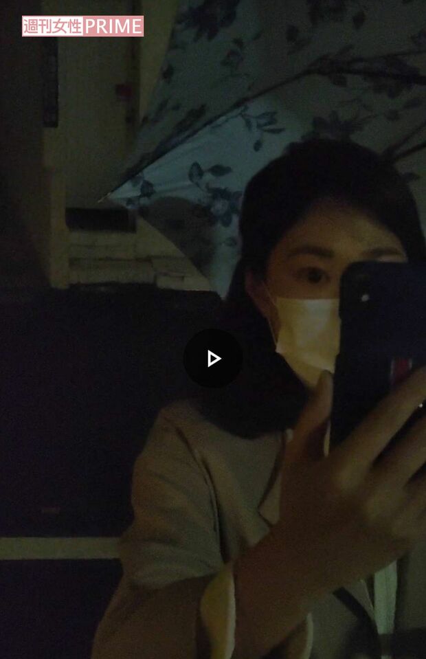 記者にスマホを向けて動画を撮影する秋田めぐみ市議