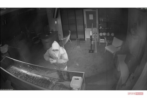 実行犯はさらにバールを叩きつけ…（江口時計店提供）4/8