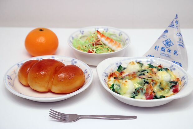 昭和58年（1983年）ツイストパン、ほうれん草と卵のグラタン、えびのサラダ、くだもの、牛乳