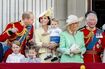 チャールズ皇太子とカミラ夫人(右)の隣で3人の跡継ぎをお披露目するウィリアム王子とキャサリン妃 (c)共同通信