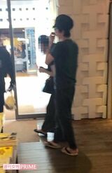 夫婦で楽しそうに話しながら店を後に