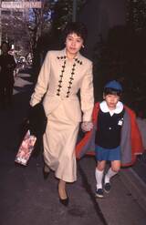 IMALU（当時6歳）と幼稚園卒園式に出かける大竹しのぶ（2/2）（1996年3月16日）