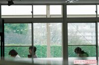 玉森裕太がロケ現場で見せた、スーパーアイドルウインクと “おネム顔”