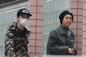 '16年4月に撮影した同棲しているふたりの様子。田口淳之介は小嶺麗奈の愛犬を散歩させていた