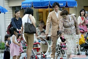 銀座の歩行者天国を歩く和泉一家。羽野晶紀（左）の姿も（'04年）