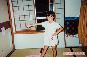 4歳、自宅にて。「小さいころはお嬢様だと思っていたけど、写真を見るとボロい団地ですよね（笑）」と紺野