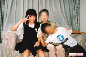 母、弟と自宅にて。メイク道具やファッションを買い集め、おしゃれに夢中になり始めた高校生のころ