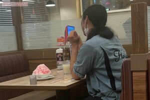 LINEをチェックする布川