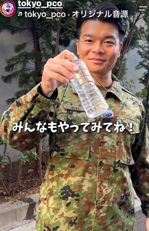 災害への備え方をわかりやすく紹介している池田さん（【公式】自衛隊東京地方協力本部Instagramより）