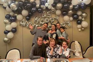 雅奈恵さんの両親の結婚記念祝い（上段中央・雅奈恵さん、右・夫と陽月くん）