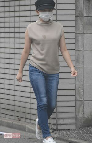 加藤が入院する病院から出てきた綾菜