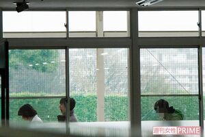 染谷と控室へ戻る玉森。朝7時入りでかなり疲れたのかあくびが出た玉森は、この後すぐ移動車に乗り込んだ