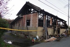 母屋とともに燃えた物置。中には農作業具などがつまっていたという