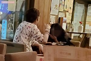 沖縄料理店で女性の悩みに答える小堀裕之