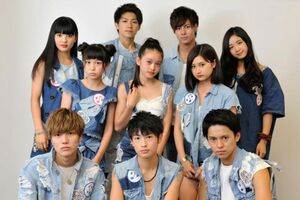 高石あかりの「α-X's」での人気は上位だった（写真中央、エイベックス公式HPより）