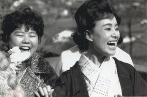美空ひばりさんと関口範子さん。昭和36年から付き人として身近に仕え「お嬢さん」「おのり」と呼び合う仲だった