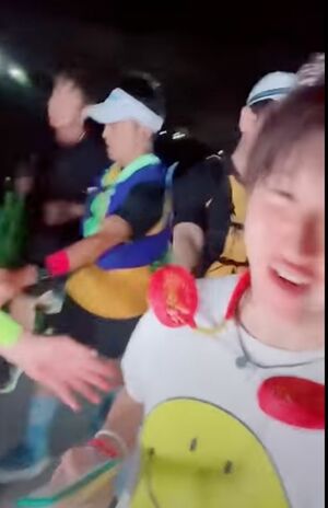 26日深夜ごろ、配信をしながら『24時間テレビ』のランナー・ヒロミに近づいたしんやっちょ。関係者にブロックされる一幕も（「しんやっちゅーぶ」より）