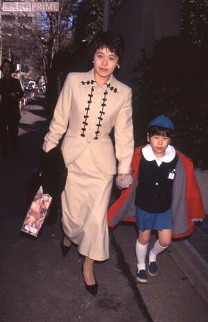 IMALU（当時6歳）と幼稚園卒園式に出かける大竹しのぶ（2/2）（1996年3月16日）