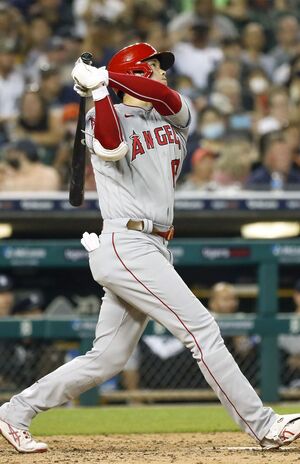 '21年、シーズン40本目のホームランを打った大谷翔平だが、よく見るとベルトがねじれていて、天然ぶりがうかがえる写真/共同通信社