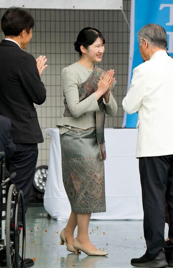 ラオス側から贈られた若草色の伝統衣装をお召しになった愛子さま