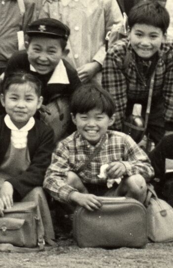 小学生のときの遠足で。“やんちゃ坊主”のころ