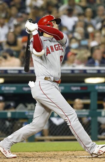 '21年、シーズン40本目のホームランを打った大谷翔平だが、よく見るとベルトがねじれていて、天然ぶりがうかがえる写真／共同通信社