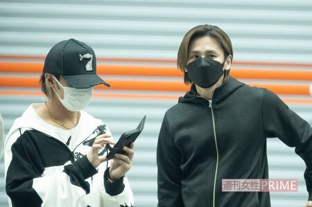 朝7時、合コンを終えて外に出てきた堂本光一と上田竜也（2022年）