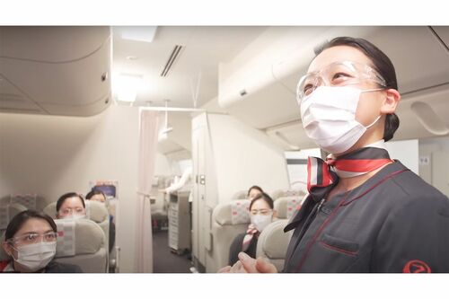 浅田真央がJALのCAに挑戦！　※画像は『JAL』公式YouTubeより