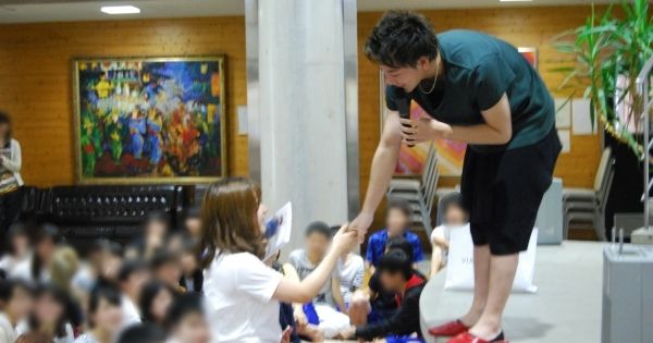 “激レア”フォトブックを手にした生徒。握手までしてもらい、感激の様子（熊本市立総合ビジネス専門学校提供）