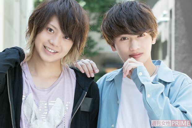 左から佐藤流司、松本岳　撮影／伊藤和幸　スタイリスト／浜元理恵（佐藤さん）　衣装協力／elements,H（佐藤さん、トップス2点）