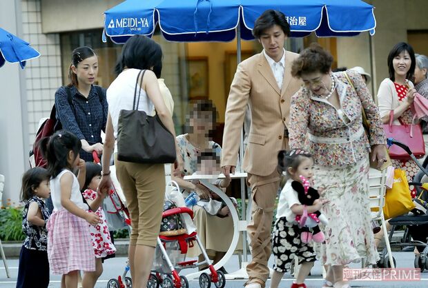 銀座の歩行者天国を歩く和泉一家。羽野晶紀（左）の姿も（'04年）