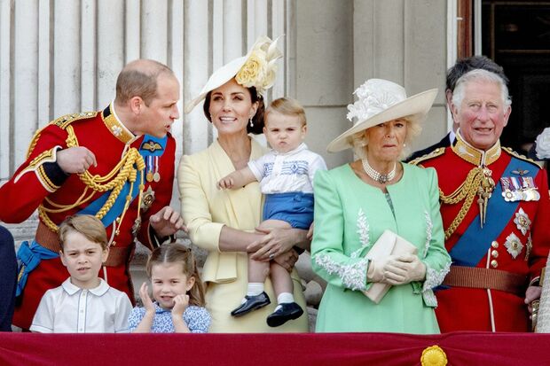チャールズ皇太子とカミラ夫人（右）の隣で3人の跡継ぎをお披露目するウィリアム王子とキャサリン妃　(c)共同通信